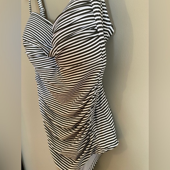 BNWT Nip Tuck Swimsuit Sorrento Stripe Joanne One Piece Size US 12 - Picture 7 of 12